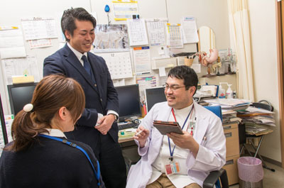 bmic-ZR担当者に要望を伝える辻院長と看護職員