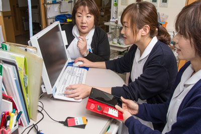 院長からの指示を受ける看護職員の（左から）永富咲子さん、溝上貴子さん、松本佑子さん