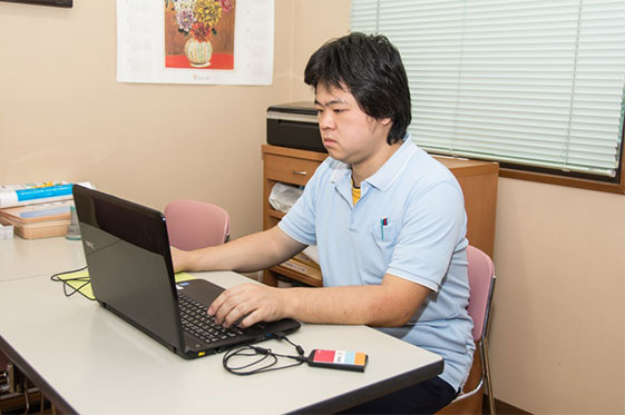 今日もbmic-ZRで情報共有を行う「グループホームこすもす」の介護職員